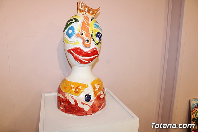 Exposicin de obras de cermica 