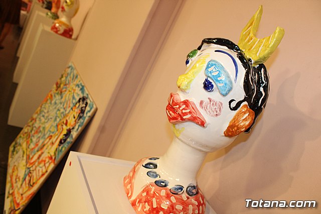 Exposicin de obras de cermica 