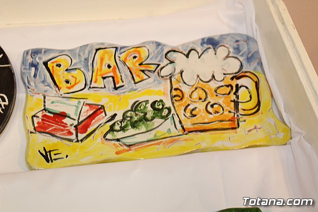 Exposicin de obras de cermica 