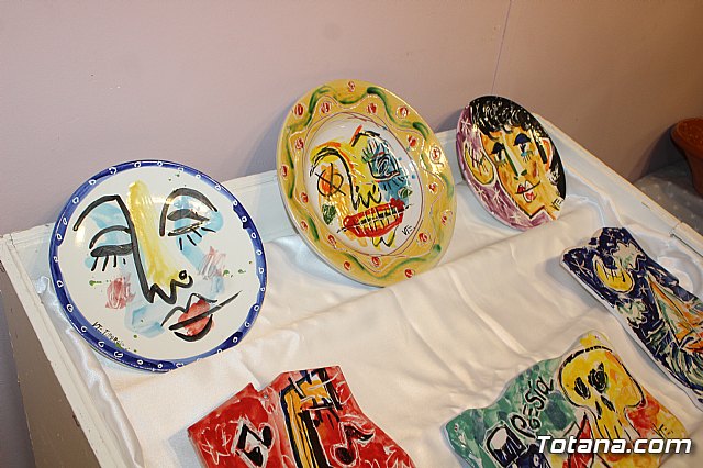 Exposicin de obras de cermica 