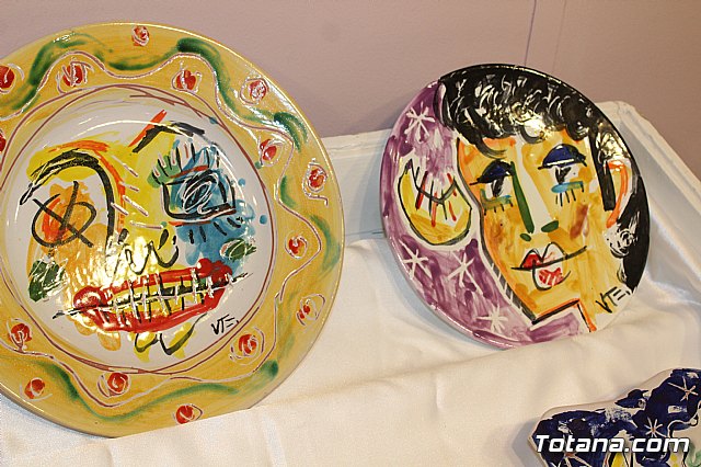 Exposicin de obras de cermica 