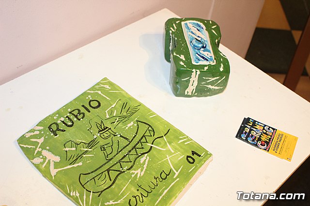 Exposicin de obras de cermica 