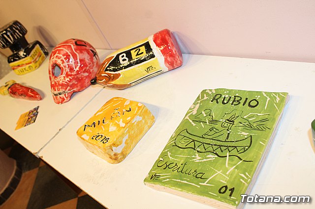 Exposicin de obras de cermica 