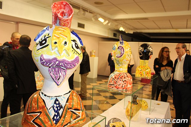 Exposicin de obras de cermica 