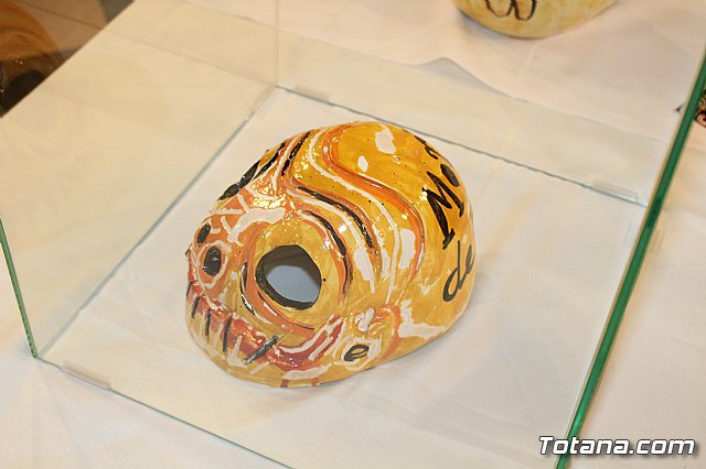 Exposicin de obras de cermica 