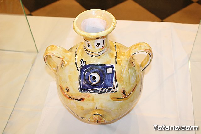 Exposicin de obras de cermica 