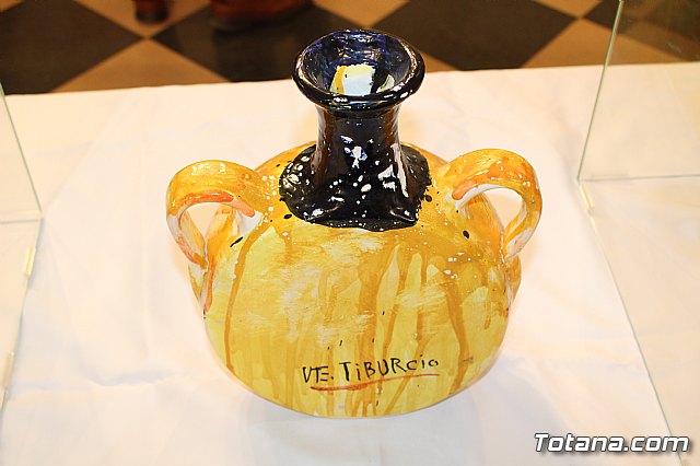 Exposicin de obras de cermica 