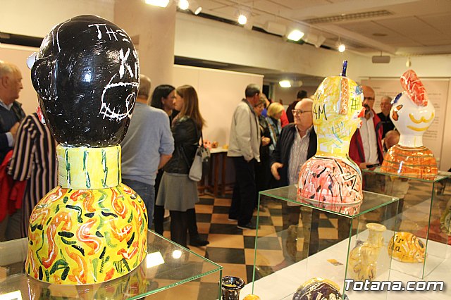 Exposicin de obras de cermica 