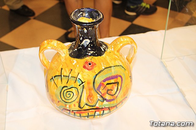 Exposicin de obras de cermica 