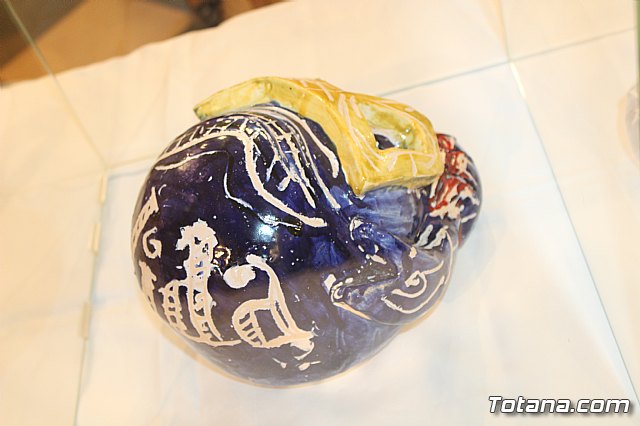 Exposicin de obras de cermica 