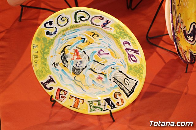 Exposicin de obras de cermica 