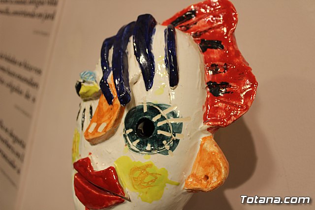 Exposicin de obras de cermica 