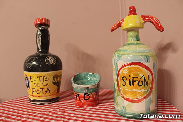 Exposicin de obras de cermica 