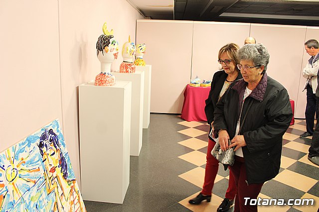 Exposicin de obras de cermica 