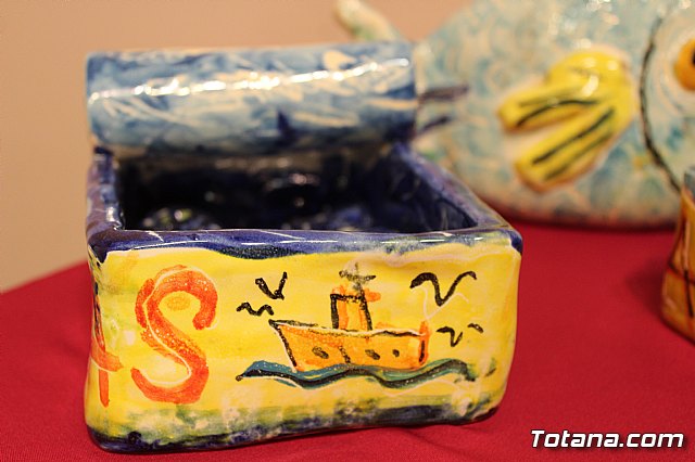 Exposicin de obras de cermica 