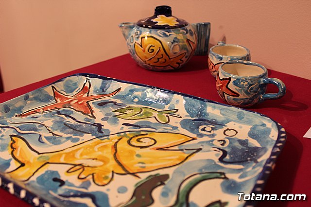 Exposicin de obras de cermica 