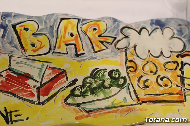 Exposicin de obras de cermica 