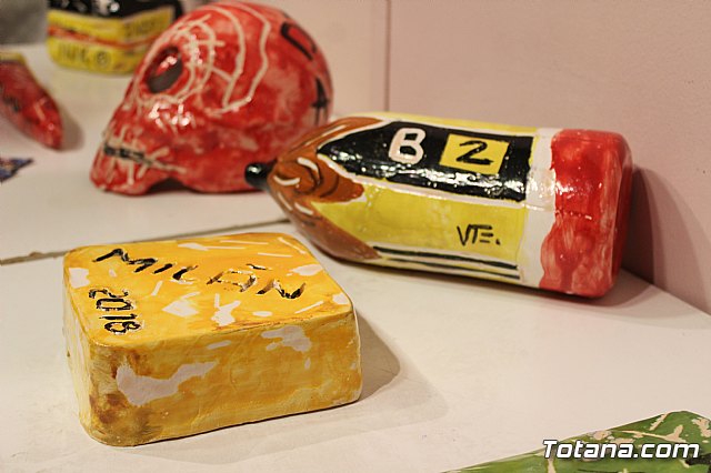 Exposicin de obras de cermica 