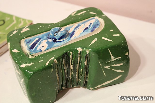 Exposicin de obras de cermica 