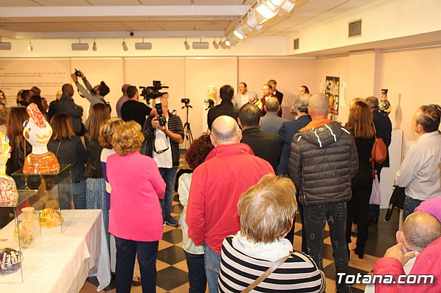 Exposicin de obras de cermica 