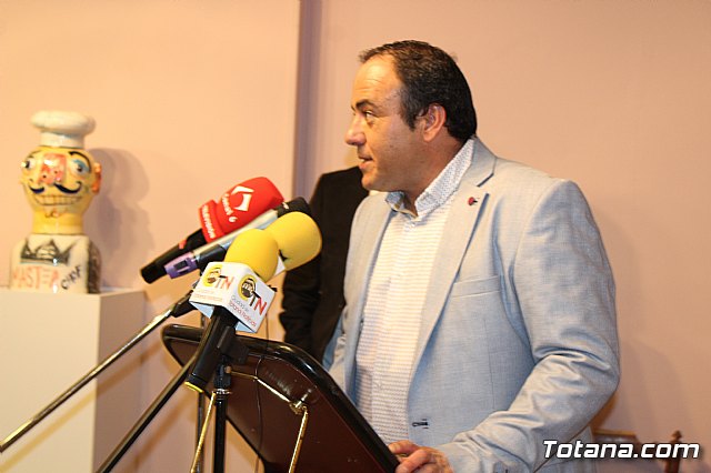 Exposicin de obras de cermica 