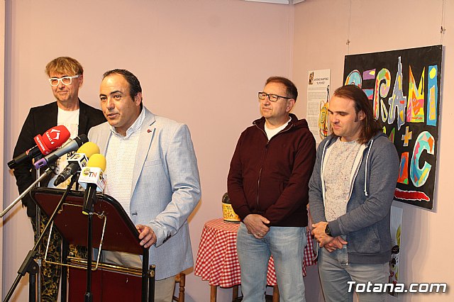 Exposicin de obras de cermica 