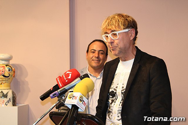 Exposicin de obras de cermica 