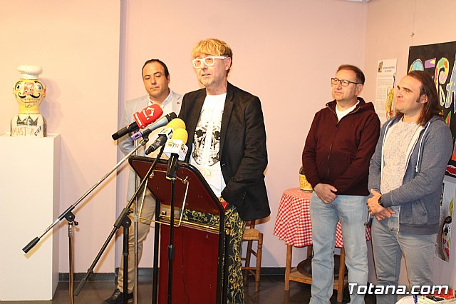 Exposicin de obras de cermica 