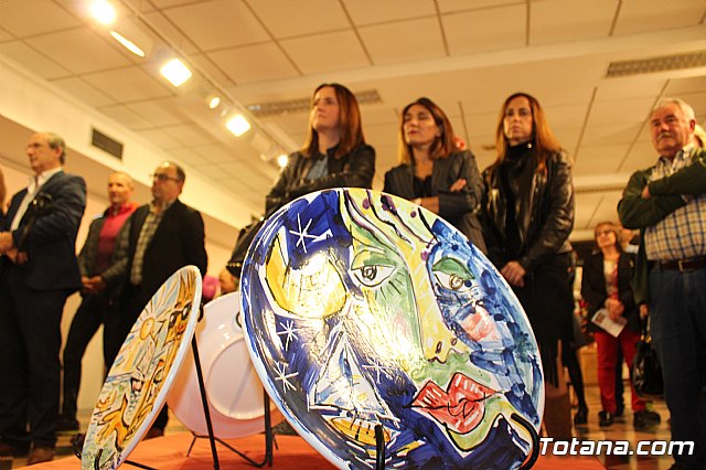 Exposicin de obras de cermica 