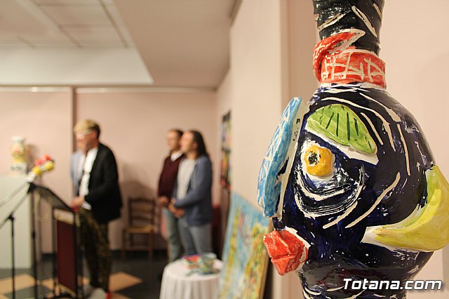 Exposicin de obras de cermica 