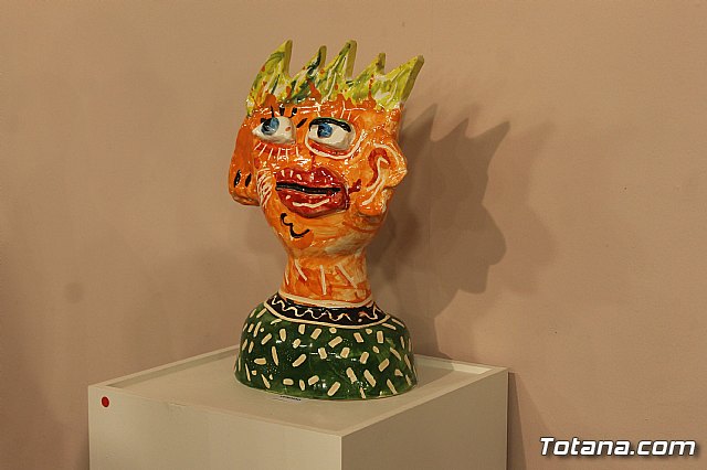 Exposicin de obras de cermica 