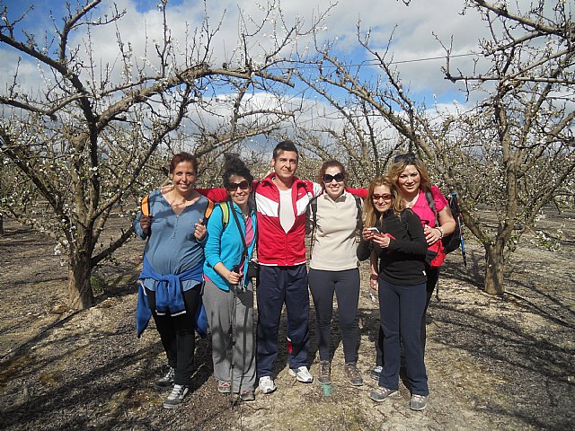 Senderistas de Totana disfrutaron del espectculo de la floracin de los frutales de Cieza - 39