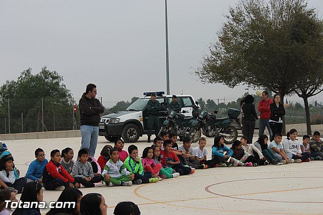 Muestra de efectivos de la Guardia Civil - Colegio Luis Perez Rueda - 7