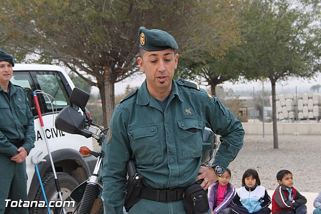 Muestra de efectivos de la Guardia Civil - Colegio Luis Perez Rueda - 49