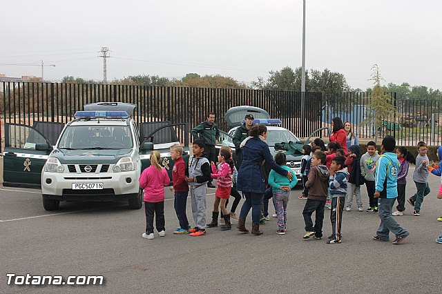 Muestra de efectivos de la Guardia Civil - Colegio Luis Perez Rueda - 112