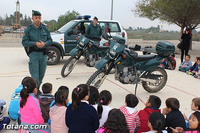 Muestra de efectivos de la Guardia Civil - Colegio Luis Perez Rueda - 152
