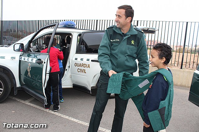 Muestra de efectivos de la Guardia Civil - Colegio Luis Perez Rueda - 200