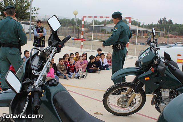 Muestra de efectivos de la Guardia Civil - Colegio Luis Perez Rueda - 210
