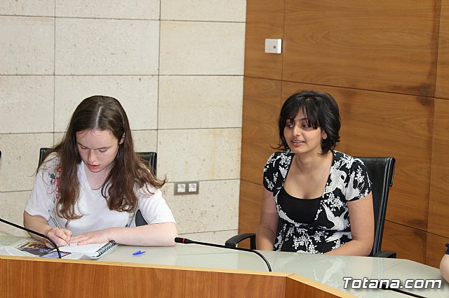Autoridades municipales realizan una recepcin institucional a la delegacin inglesa que participa en un intercambio con estudiantes del IES 