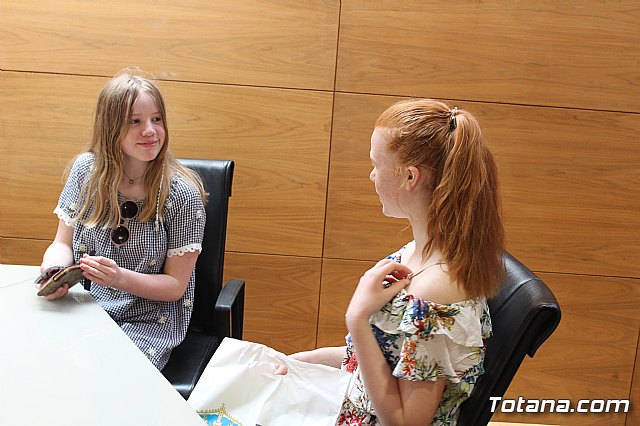 Autoridades municipales realizan una recepcin institucional a la delegacin inglesa que participa en un intercambio con estudiantes del IES 