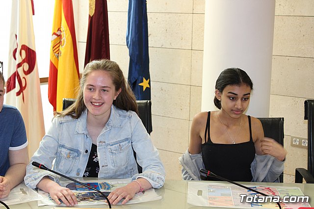 Autoridades municipales realizan una recepcin institucional a la delegacin inglesa que participa en un intercambio con estudiantes del IES 