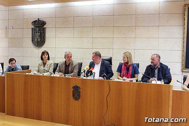 Autoridades municipales realizan una recepcin institucional a la delegacin inglesa que participa en un intercambio con estudiantes del IES 