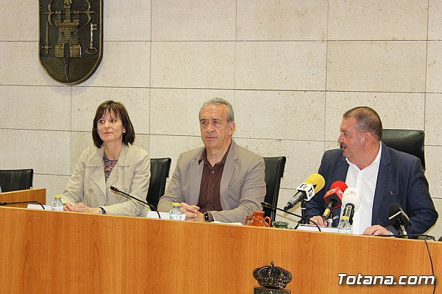 Autoridades municipales realizan una recepcin institucional a la delegacin inglesa que participa en un intercambio con estudiantes del IES 
