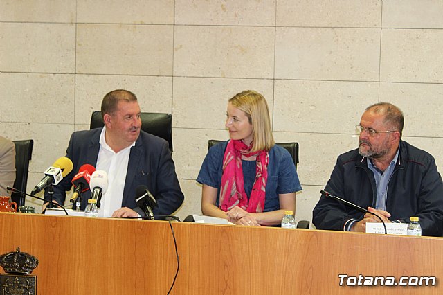 Autoridades municipales realizan una recepcin institucional a la delegacin inglesa que participa en un intercambio con estudiantes del IES 