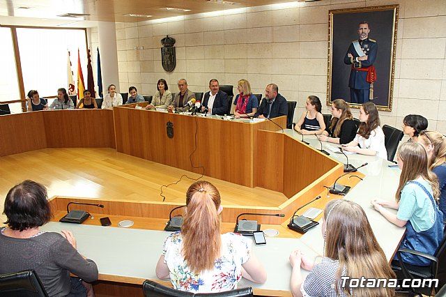 Autoridades municipales realizan una recepcin institucional a la delegacin inglesa que participa en un intercambio con estudiantes del IES 