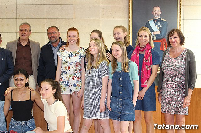 Autoridades municipales realizan una recepcin institucional a la delegacin inglesa que participa en un intercambio con estudiantes del IES 