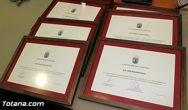 Reconocimiento a los empleados pblicos jubilados en esta legislatura - 2