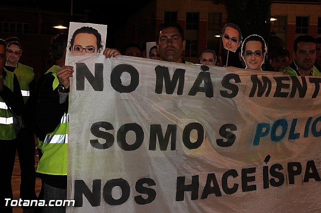 Manifestacin de la Polica Local frente al Consejero de Presidencia y autoridades municipales (Mircoles Santo) - 3