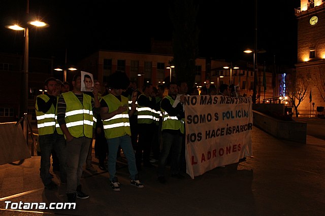 Manifestacin de la Polica Local frente al Consejero de Presidencia y autoridades municipales (Mircoles Santo) - 6
