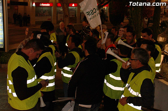 Manifestacin de la Polica Local frente al Consejero de Presidencia y autoridades municipales (Mircoles Santo) - 9